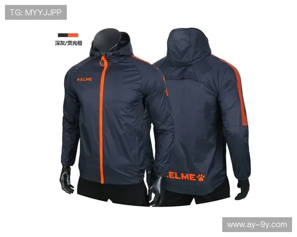 以冲锋衣演绎激情足球风街头酷感运动新风尚潮流灵感魅力设计范式